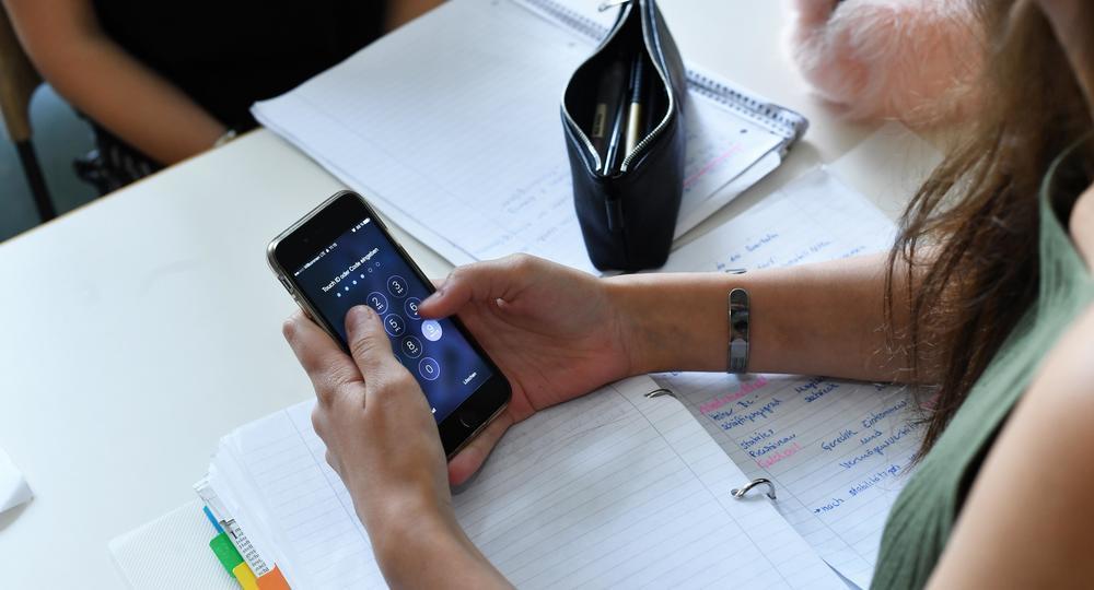 Минпросвещения рекомендует ограничить использование мобильных в школах Минпросвещения рекомендует ограничить использование мобильных в школах
