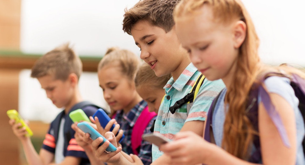 Замминистра просвещения не считает использование детьми гаджетов проблемой Замминистра просвещения не считает использование детьми гаджетов проблемой