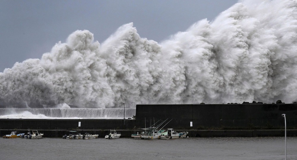 Тайфун «Факсай» повредил на востоке Японии более 500 школ Тайфун «Факсай» повредил на востоке Японии более 500 школ