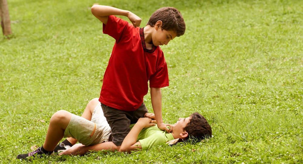 Подростки «забивают» друг друга ради лайков Подростки «забивают» друг друга ради лайков