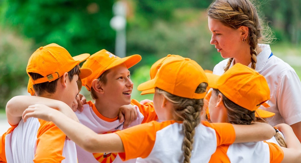 Люди в фокусе: Почему стройотряды и лагеря часто сравнивают с сектой Люди в фокусе: Почему стройотряды и лагеря часто сравнивают с сектой