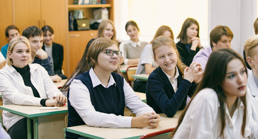 Полина Гагарина и Ёлка провели уроки музыки в московских школах