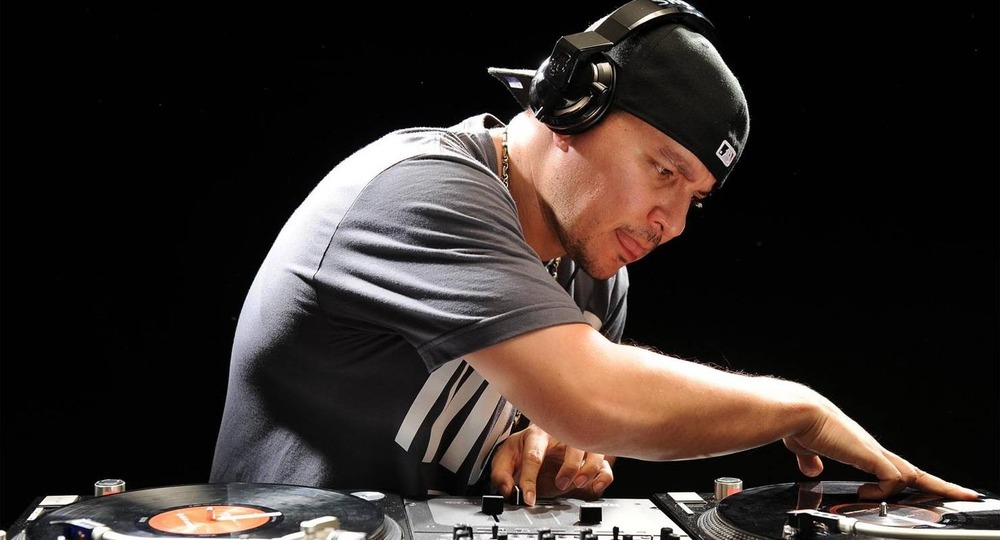 Школьный охранник уговорил включать Цоя вместо звонков Школьный охранник уговорил включать Цоя вместо звонков