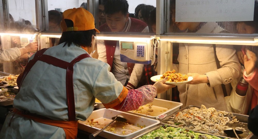 За школьными столовыми Китая установят видеонаблюдение За школьными столовыми Китая установят видеонаблюдение