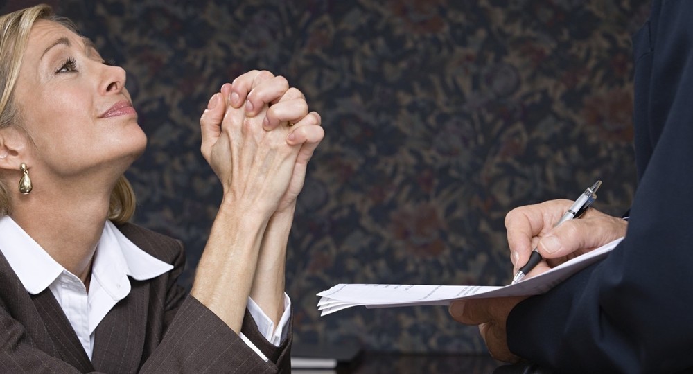 Почему врачам и учителям никак не поднимут зарплаты?