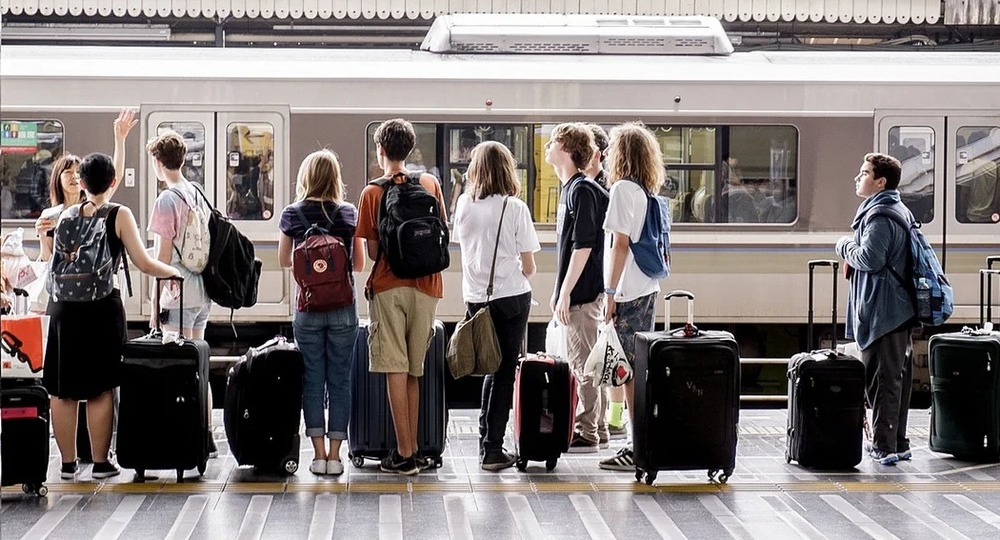 Молодежь на чемоданах? Молодежь на чемоданах?