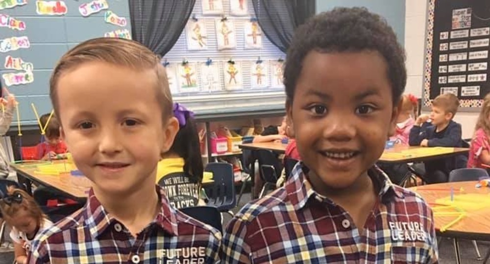 В Сети обсуждают мальчика, который нашел в детском саду своего «двойника»