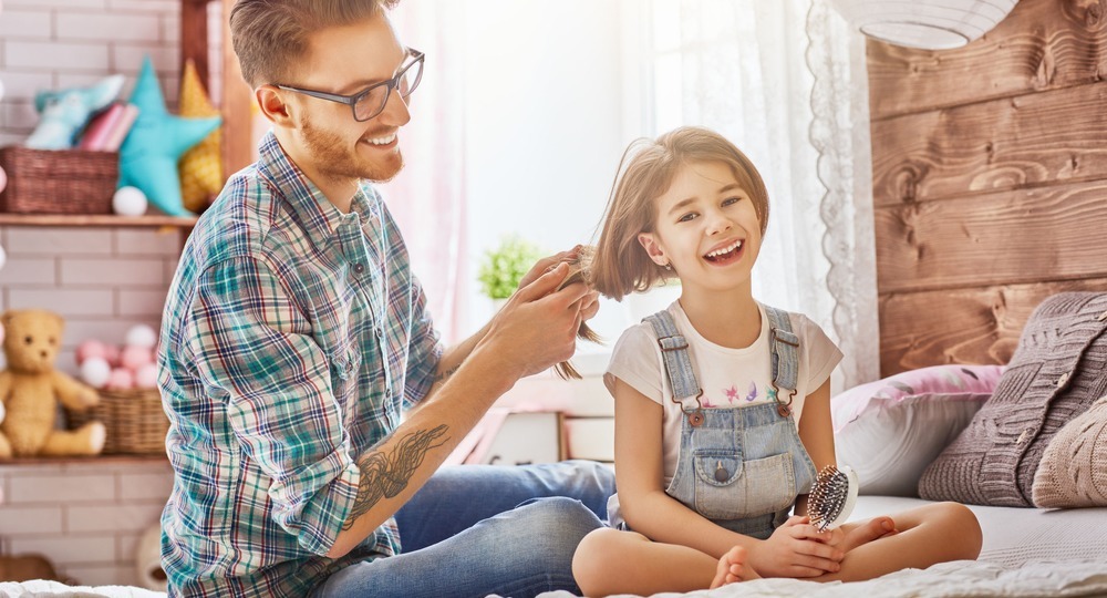 Школа для пап: косы, хвосты и другие прически Школа для пап: косы, хвосты и другие прически