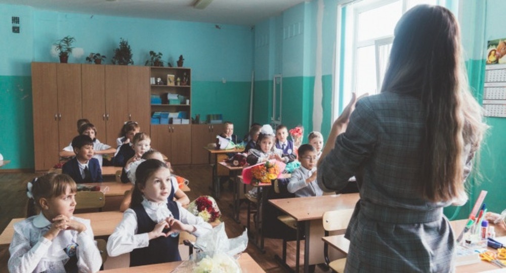 «Чтобы получать 25 тысяч, приходится буквально жить в школе» «Чтобы получать 25 тысяч, приходится буквально жить в школе»