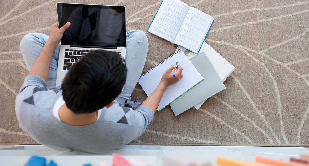 Подмосковные школьники могут делать домашние задания в режиме онлайн