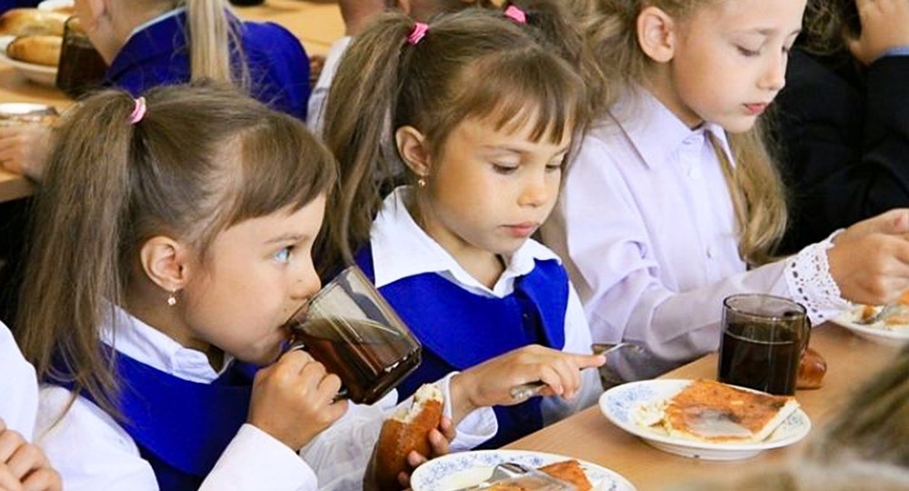 Во сколько обойдется бесплатное горячее питание для младшеклассников?