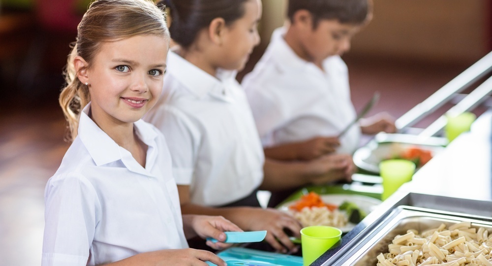 Президент поручил обеспечить младшеклассников бесплатным горячим питанием