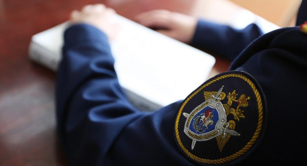 Отца брошенных в аэропорту Шереметьево детей допрашивают следователи