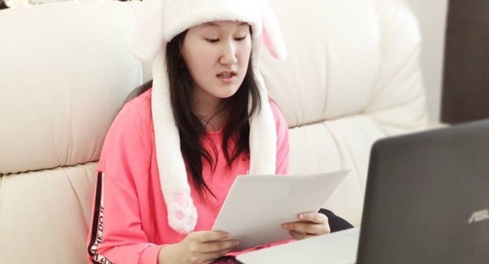 Школьница из Якутска читает сказки малышам в режиме онлайн Школьница из Якутска читает сказки малышам в режиме онлайн