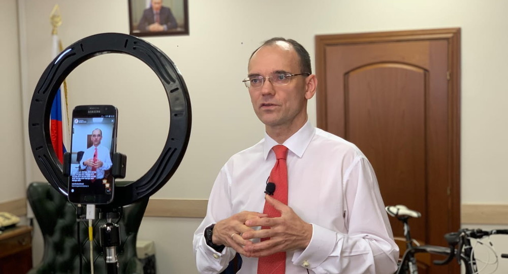 Дмитрий Глушко: «Сейчас педагоги выполняют героическую работу» Дмитрий Глушко: «Сейчас педагоги выполняют героическую работу»