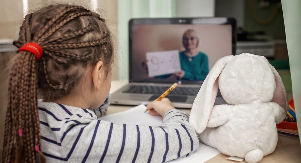 Телеканал со школьными уроками запущен в России Телеканал со школьными уроками запущен в России