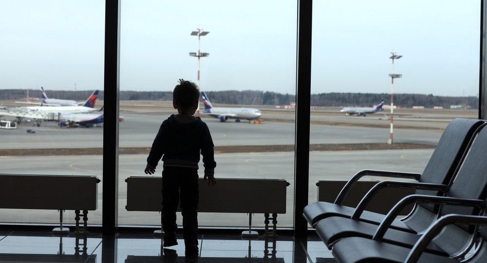 Бросивший детей в Шереметьево мужчина останется под стражей до середины июня
