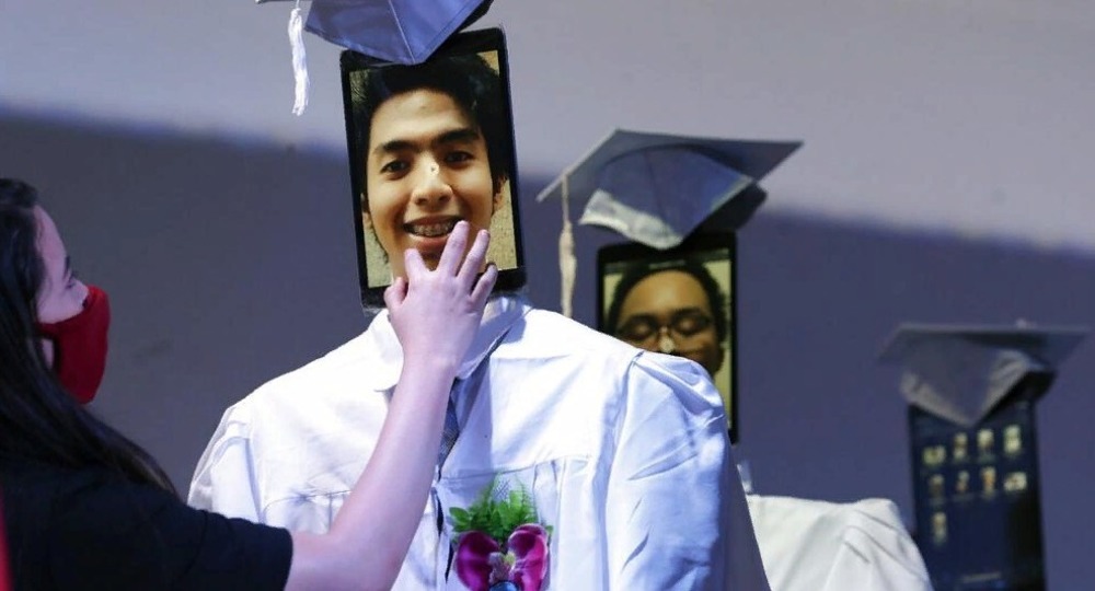 В одной из школ Манилы прошел кибервыпускной В одной из школ Манилы прошел кибервыпускной