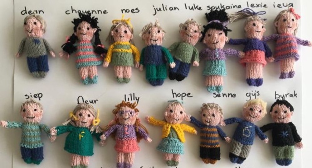 Учительница из Нидерландов на карантине связала фигурки своих учеников Учительница из Нидерландов на карантине связала фигурки своих учеников