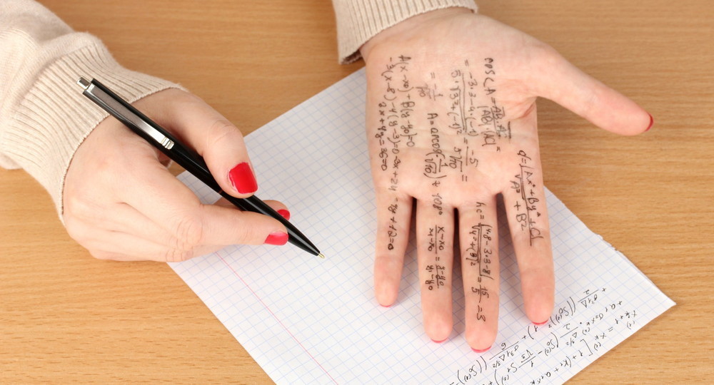 Учителей поймали со шпаргалками на квалификационных тестах в Казахстане