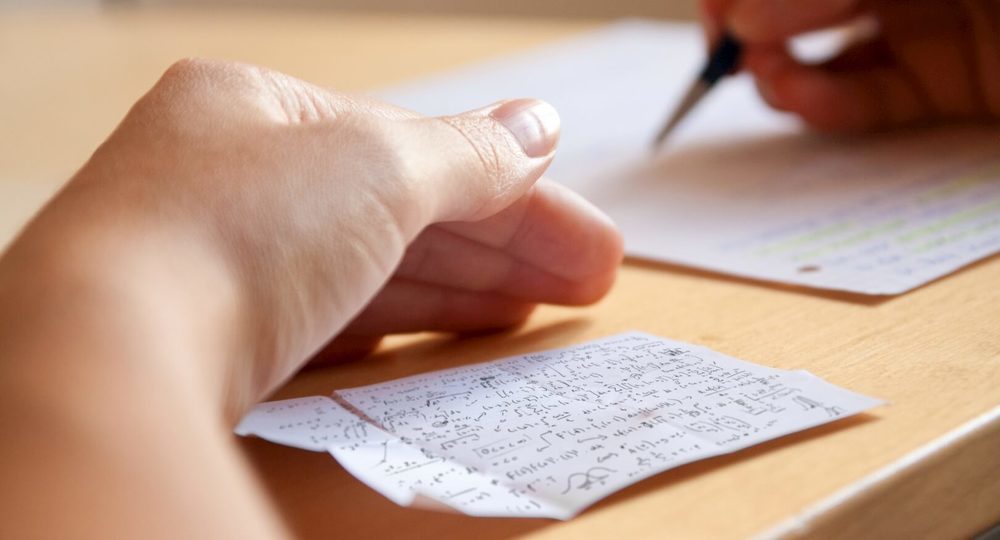 850 участников ЕГЭ были удалены за использование мобильных телефонов и шпаргалок