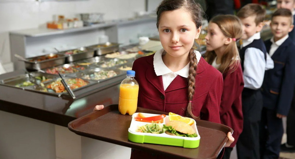 «Если это качественная колбаса, качественная сосиска, почему ей не быть в школьном обеде? И в пицце нет трагедии»