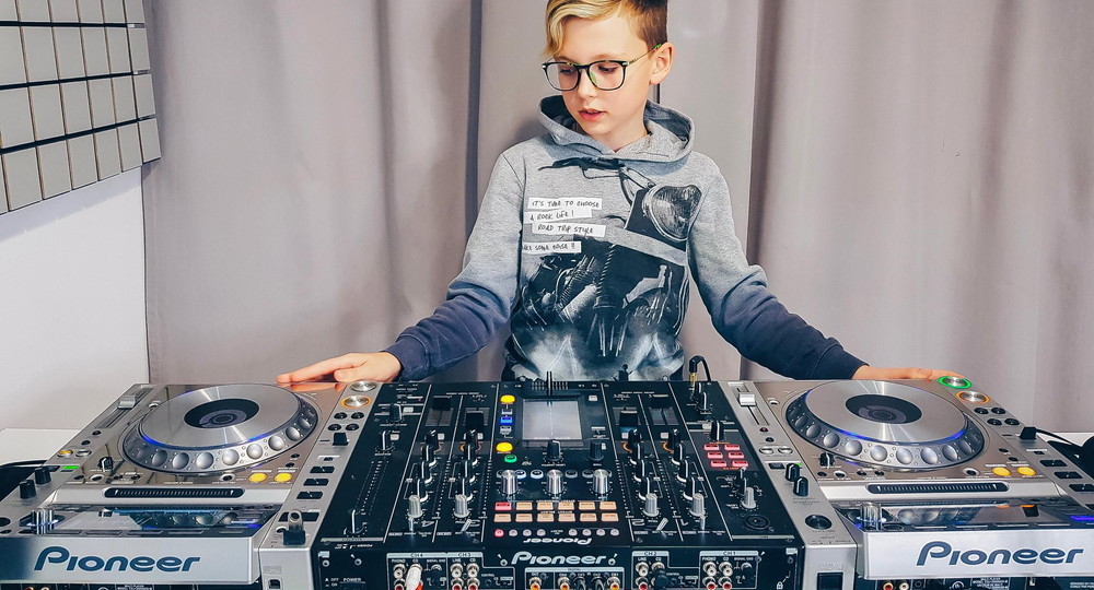 Британские школьники смогут получить аттестат по диджеингу Британские школьники смогут получить аттестат по диджеингу