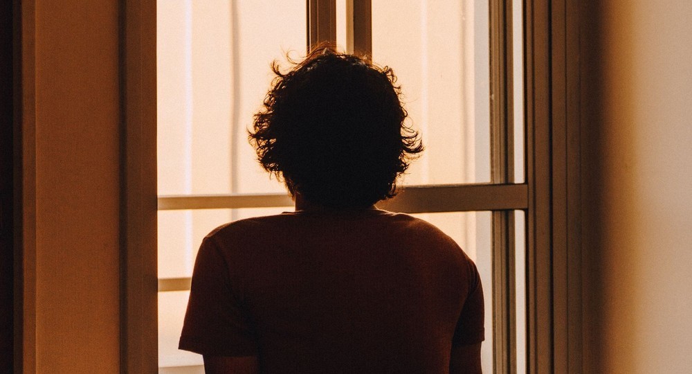 В Барнауле ребёнок прыгнул со второго этажа школы В Барнауле ребёнок прыгнул со второго этажа школы