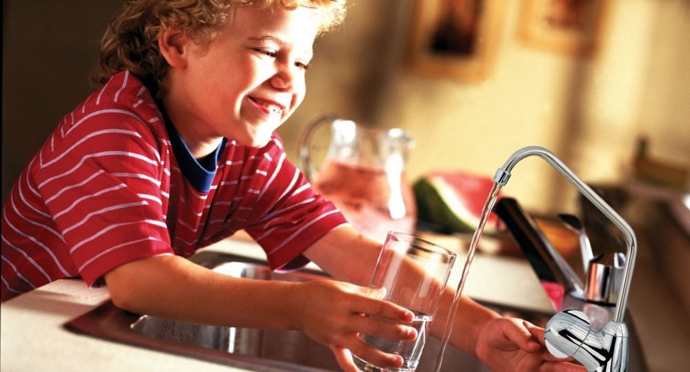 Роспотребнадзор перечислил правила питьевого режима в школах Роспотребнадзор перечислил правила питьевого режима в школах