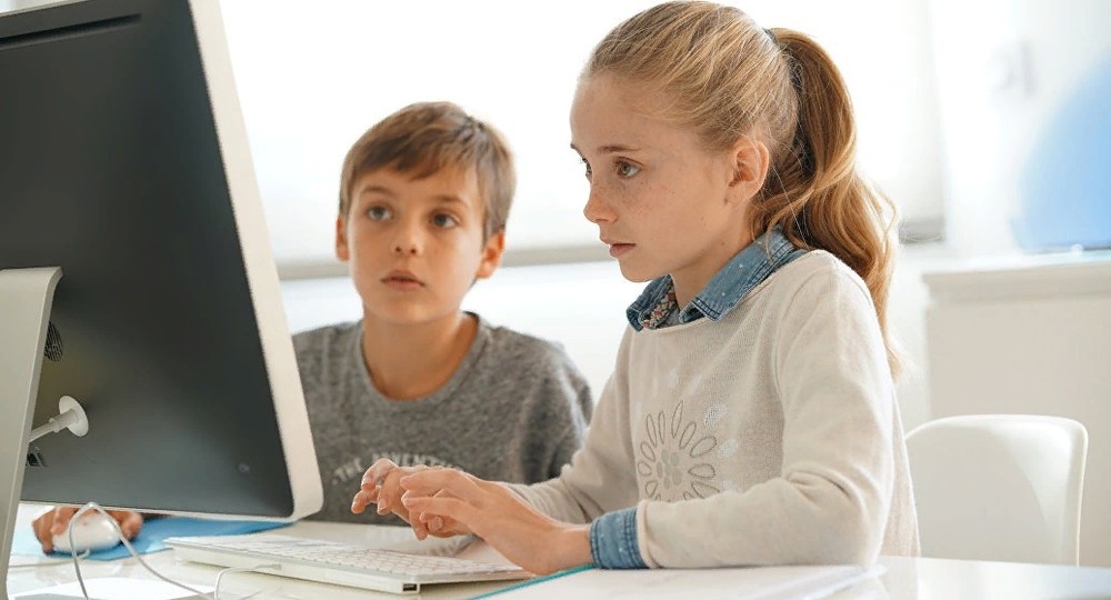 Общественник призвал срочно перевести школы на дистанционное обучение Общественник призвал срочно перевести школы на дистанционное обучение