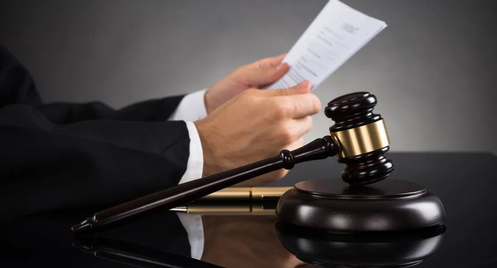 Французские учителя пожаловались в суд на министра образования