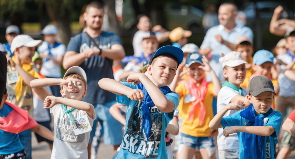 Больше 40% школьников проведут каникулы дома