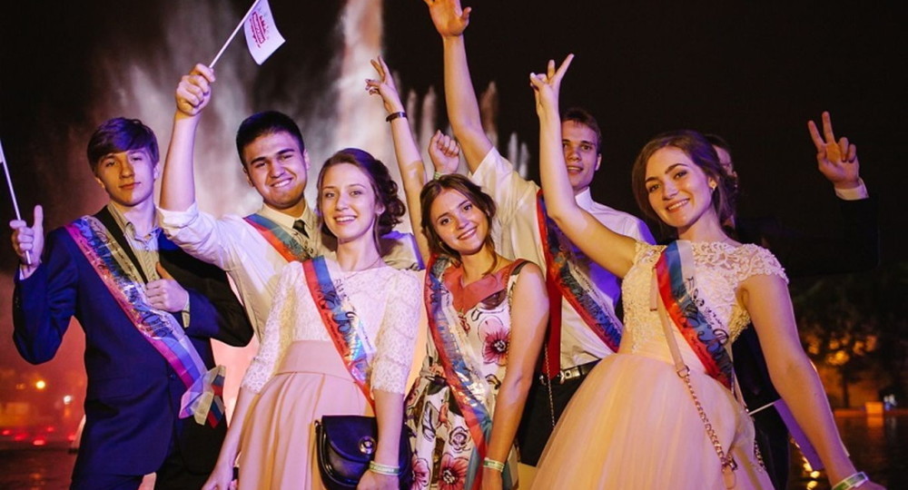 Аналитики подсчитали стоимость выпускного в России Аналитики подсчитали стоимость выпускного в России