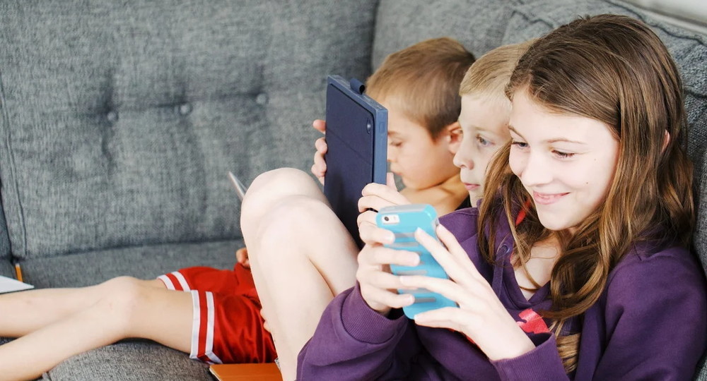 У детей, проводящих много времени с гаджетами, больше друзей У детей, проводящих много времени с гаджетами, больше друзей