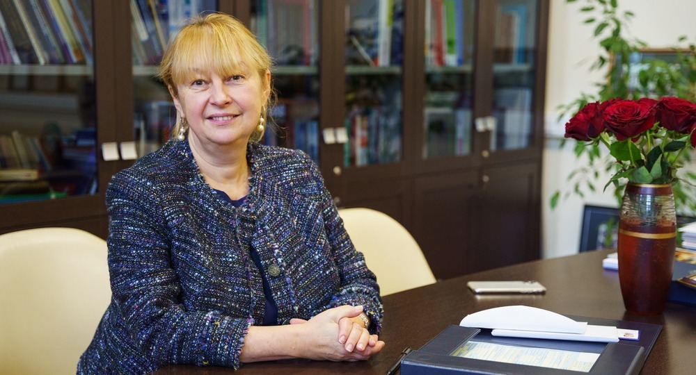 Елена Вартанова признана деканом года Елена Вартанова признана деканом года