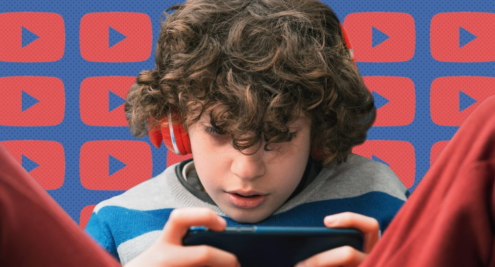 Опрос: 79% детей в России смотрят и читают блогеров
