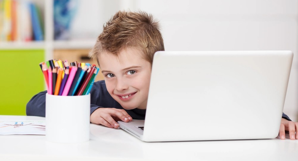 Ульяновским школьникам выдают ноутбуки для дистанционного обучения Ульяновским школьникам выдают ноутбуки для дистанционного обучения