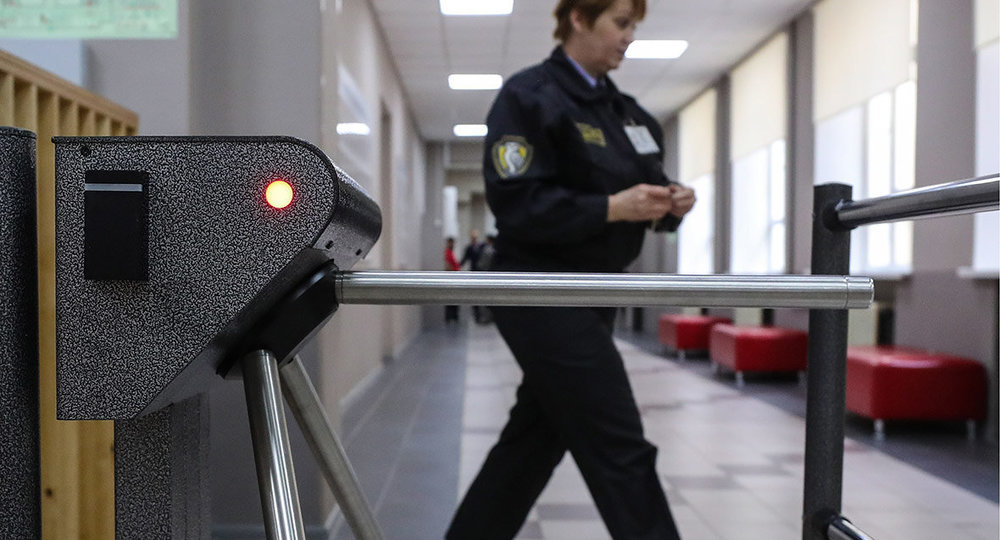 В подмосковных школах начались внеочередные проверки мер безопасности В подмосковных школах начались внеочередные проверки мер безопасности