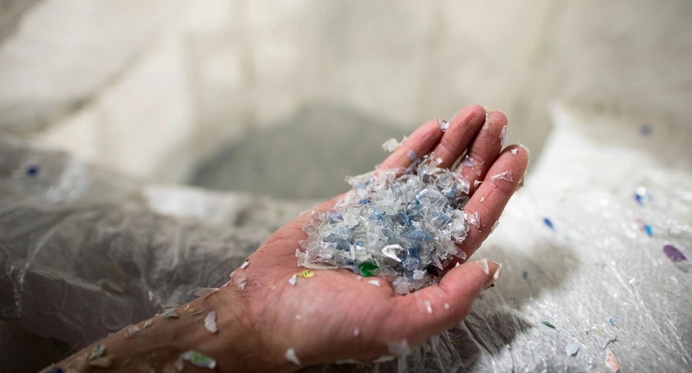 Исследование: человек съедает пять граммов микропластика в неделю Исследование: человек съедает пять граммов микропластика в неделю