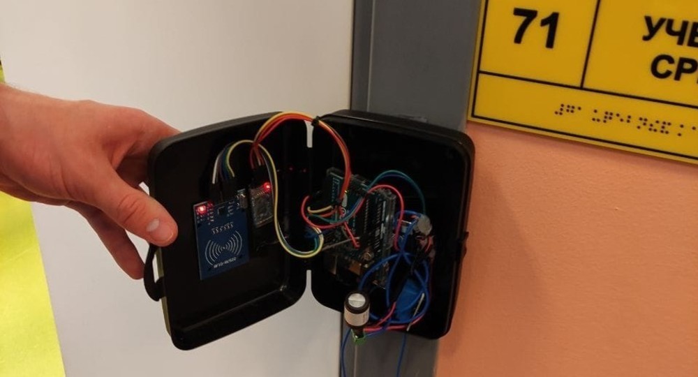 В школьных раздевалках установят систему безопасности, созданную десятиклассниками В школьных раздевалках установят систему безопасности, созданную десятиклассниками