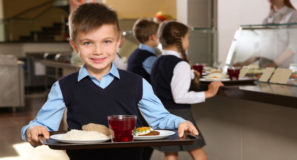 Правительство профинансирует бесплатное горячее питание школьников
