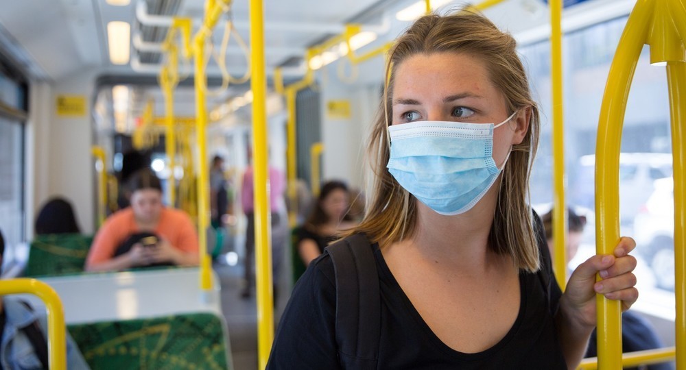 Москвичам снова рекомендовали носить маски в закрытых помещениях Москвичам снова рекомендовали носить маски в закрытых помещениях