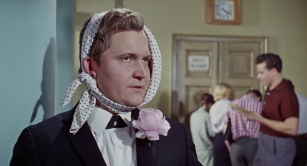 Рособрнадзор: На ЕГЭ 2022 стали чаще использовать микронаушники