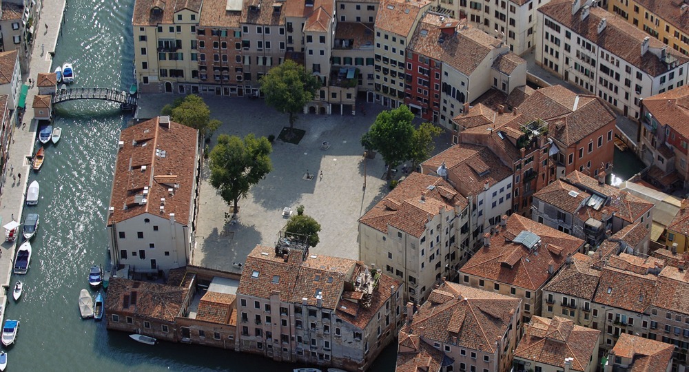 Город-призрак в городе-празднике Город-призрак в городе-празднике