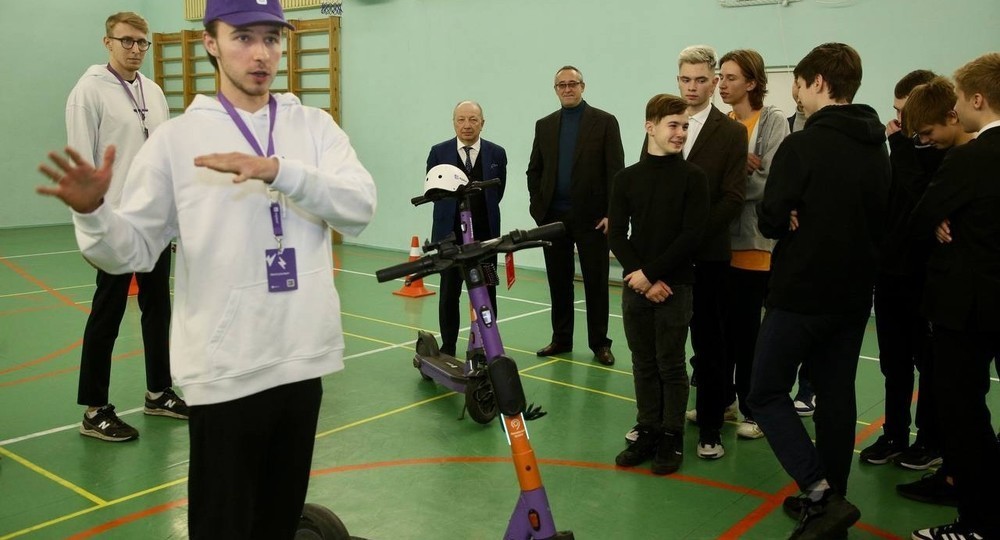 В школах Москвы появились уроки вождения электросамокатов В школах Москвы появились уроки вождения электросамокатов