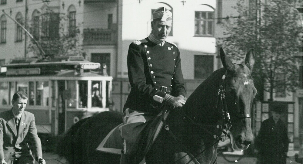 Жёлтые звёзды, квадратные пуговицы Жёлтые звёзды, квадратные пуговицы