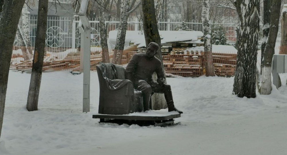 Во дворе частной школы установили памятник Сталину Во дворе частной школы установили памятник Сталину