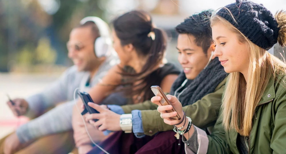 Форсить, стэнить, симп и краш: названы самые популярные слова, которые использует молодежь от 14 до 25 лет