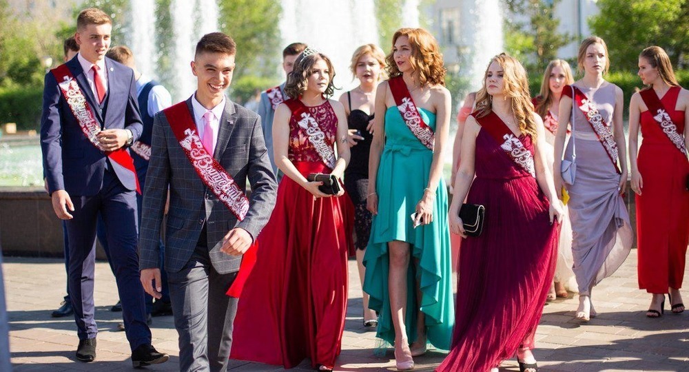 Названа средняя стоимость костюмов на выпускной в 2023 году Названа средняя стоимость костюмов на выпускной в 2023 году