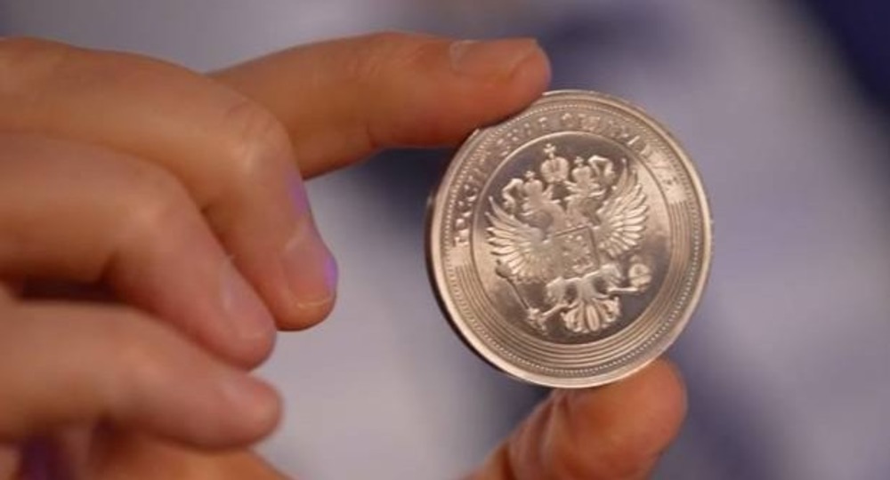 Глава Минпросвещения показал новую серебряную медаль для выпускников Глава Минпросвещения показал новую серебряную медаль для выпускников